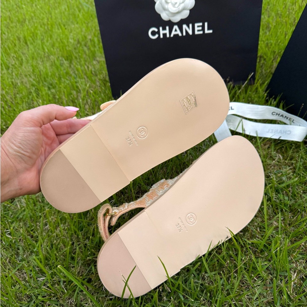 CHANEL Cream & Peach/Pink Dad Tweed Sandals with Gold Embellishments Hardware - Picture 8 of 9